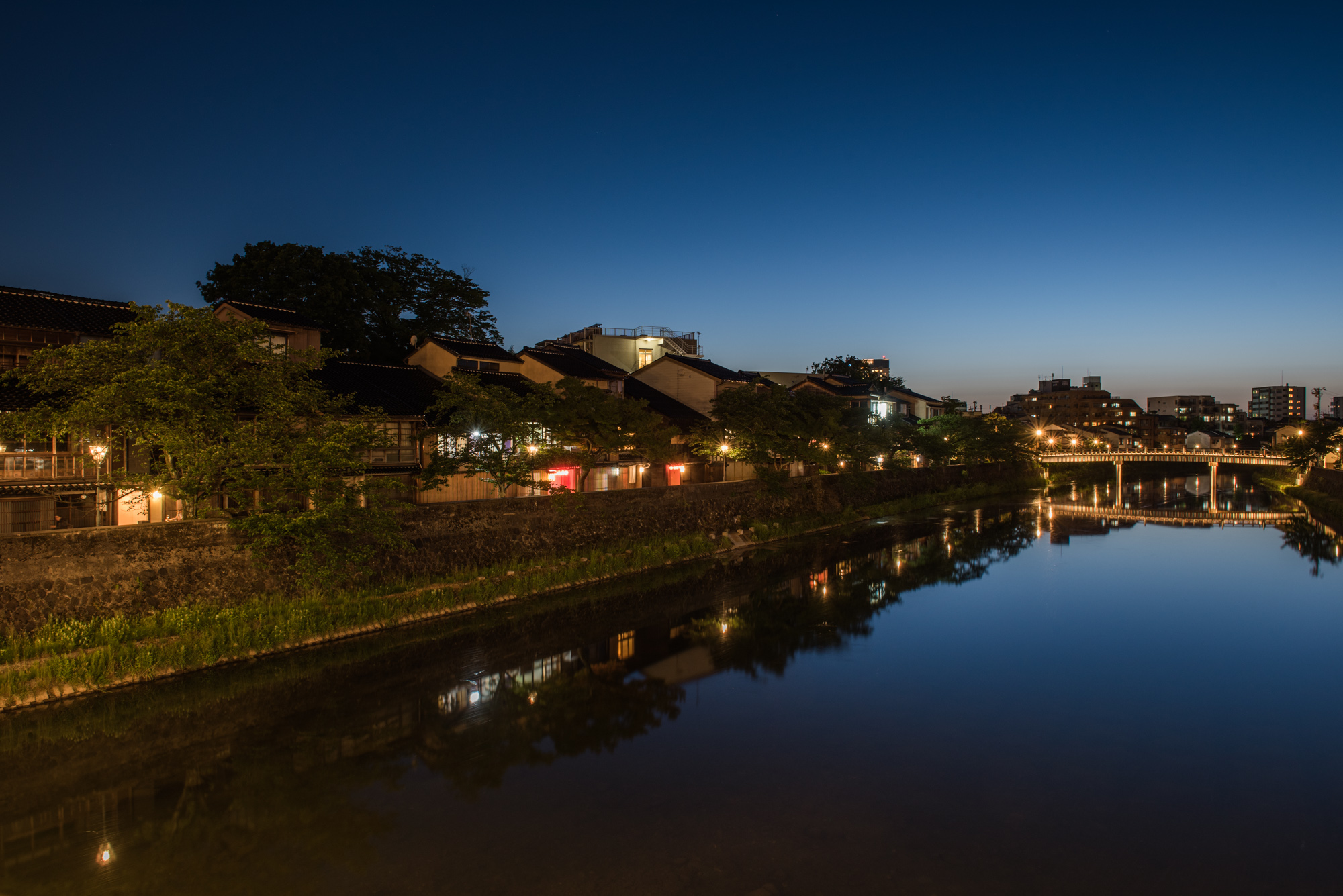 石川県金沢市｜ブルーモーメントの主計町（かずえまち）と浅野川の景観